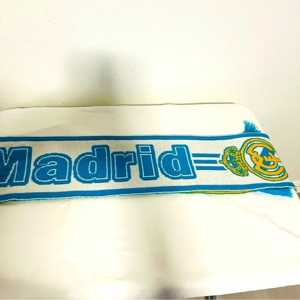 Real Madrid Scarf Unisex Beautiful Colors Warm Warm Around Soccer Games EUC